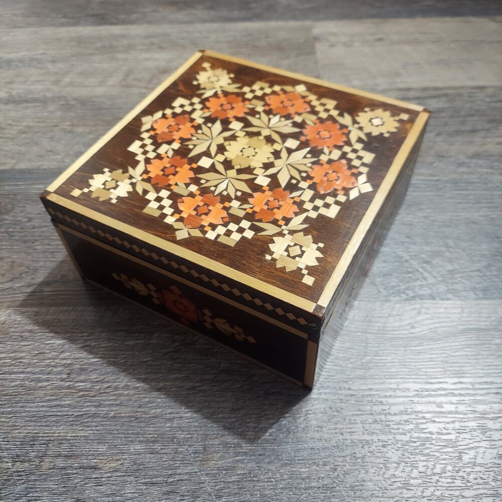 Vintage c.1990s Belarus Zhlobin Straw Marquetry Jewelry Box Folk Art 7"